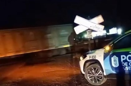 La Cruz: un camión chocó a un tren en la Ruta 14 y se dio a la fuga