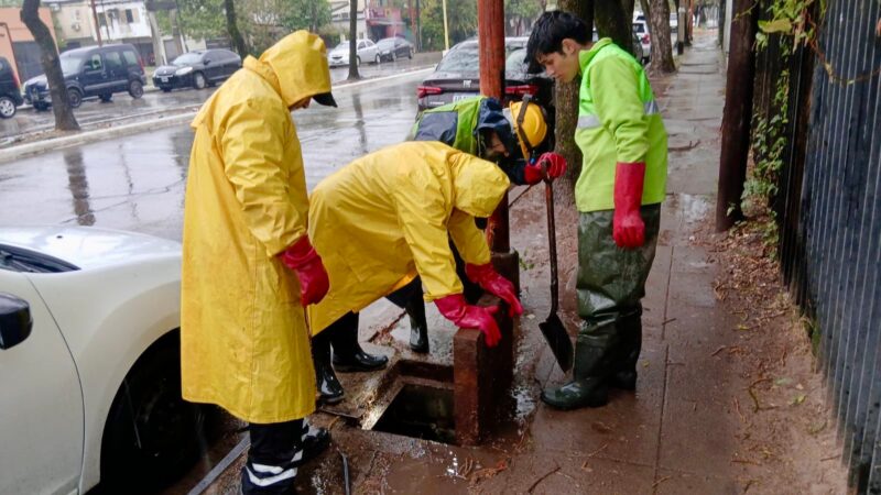 Capital: cuadrillas municipales agilizaron el escurrimiento del agua