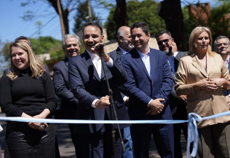 Virasoro: Valdés entregó más de 600 notebooks e inauguró cuadras de asfalto