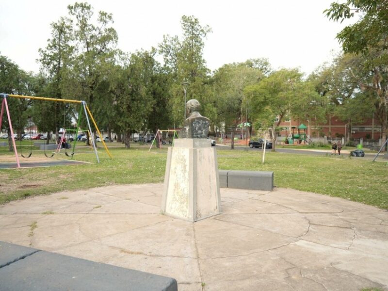 Parque Mitre: se pone en valor el monumento a Sarmiento para el Día del Maestro