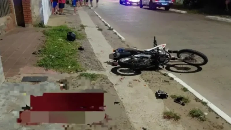 Un motociclista murió tras chocar contra un auto que maniobraba para estacionar