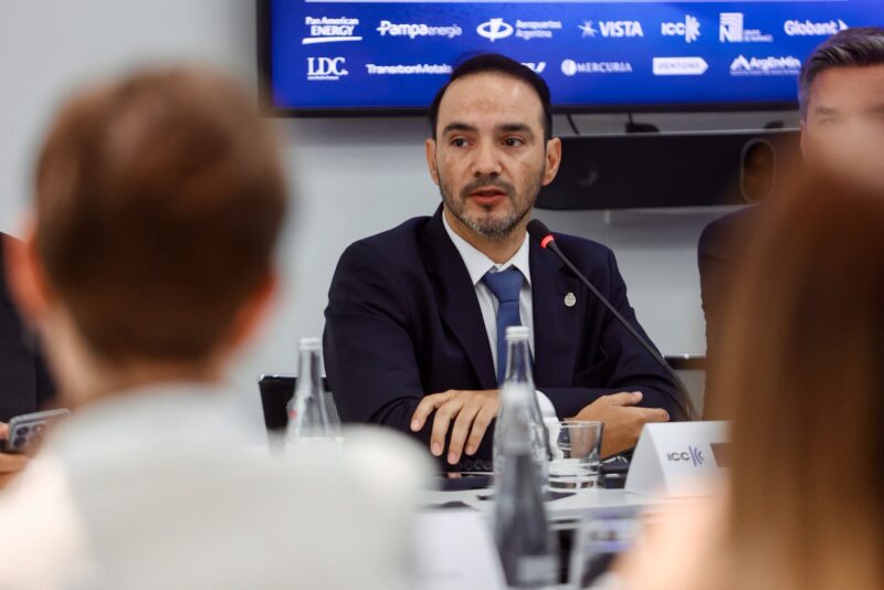 En París, Juan Pablo Valdés expuso el plan de puertos e inversiones de Corrientes