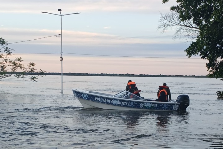 En Itatí, la Policía patrulla por agua los barrios afectados por la crecida