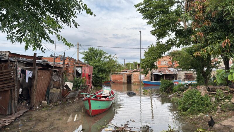 Barrio Itatí: ollas populares y asistencia en canoas para familias afectadas por la crecida