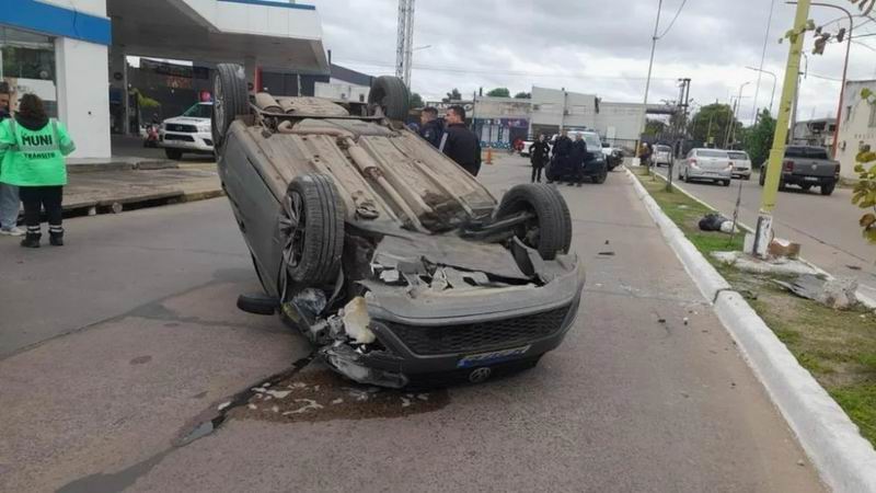Conductor manejaba alcoholizado, despistó y volcó con su vehículo