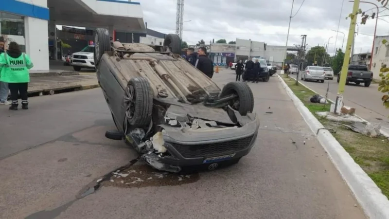 Manejaba borracho y terminó volcando en una avenida capitalina