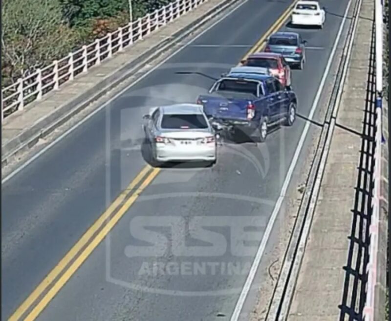 Choque múltiple en el puente: una cámara registró el momento exacto