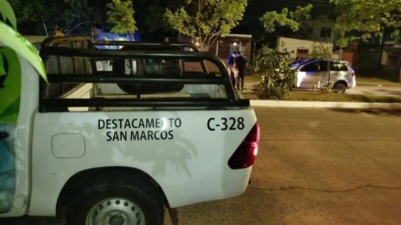 Un motochorro robó, huyó de la Policía y terminó lesionado al chocar contra un auto