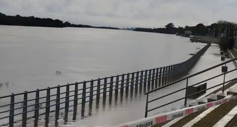 Goya: la Comuna promulgó la emergencia hídrica y el agua tapó el paseo inferior de la Costanera