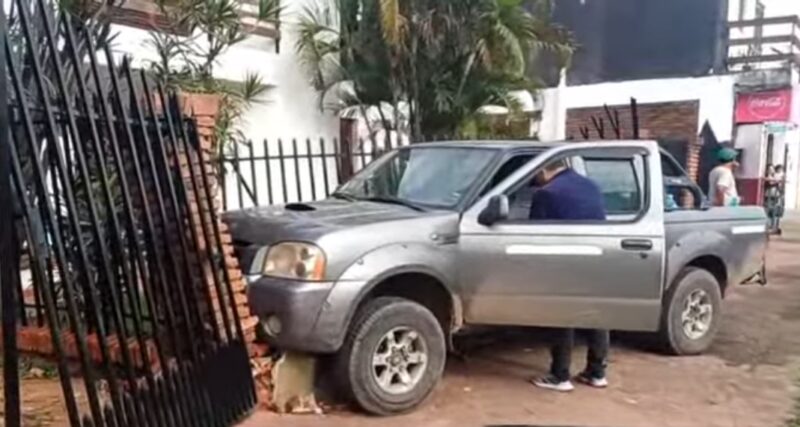 «Me distraje, no te vi»: el insólito descuido que provocó un choque y terminó sobre la vereda
