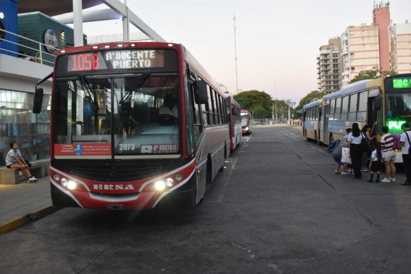 Colectivos: amenazan con un paro total después del mediodía