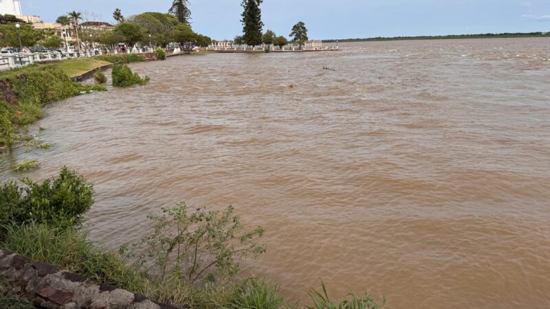 Así amaneció el Paraná frente a capital: ráfagas de viento y alerta naranja por tormentas severas