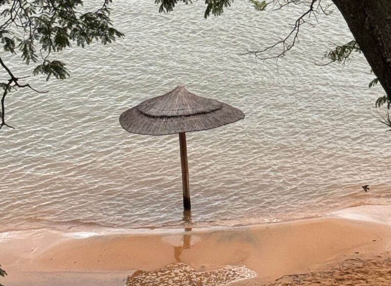 El avance del Paraná obliga a clausurar una segunda playa en la Capital