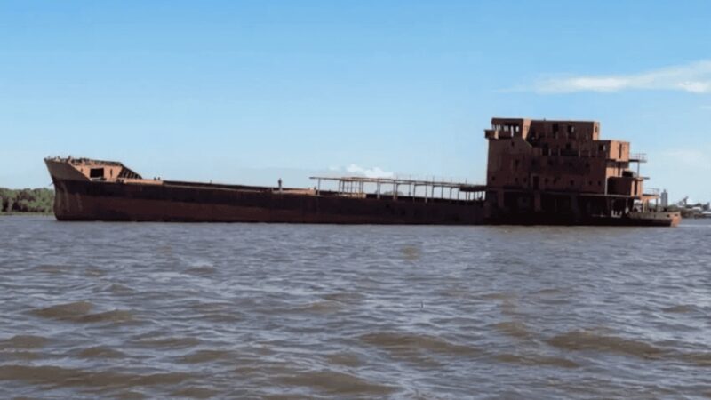 El buque Uros-Z se soltó por la crecida y quedó a la deriva en Corrientes