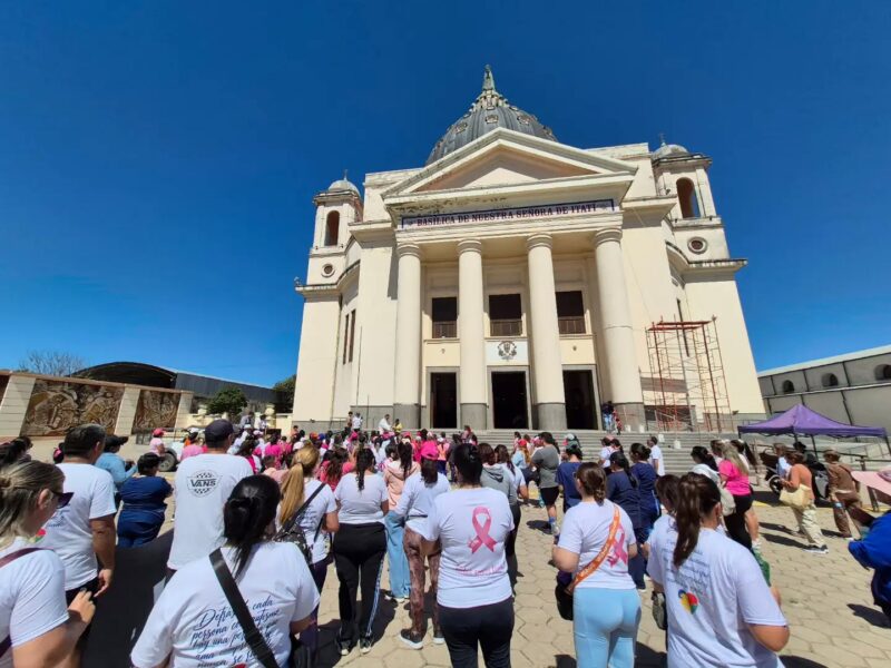 Masiva marcha de concientización en el cierre del mes rosa frente a la Basílica