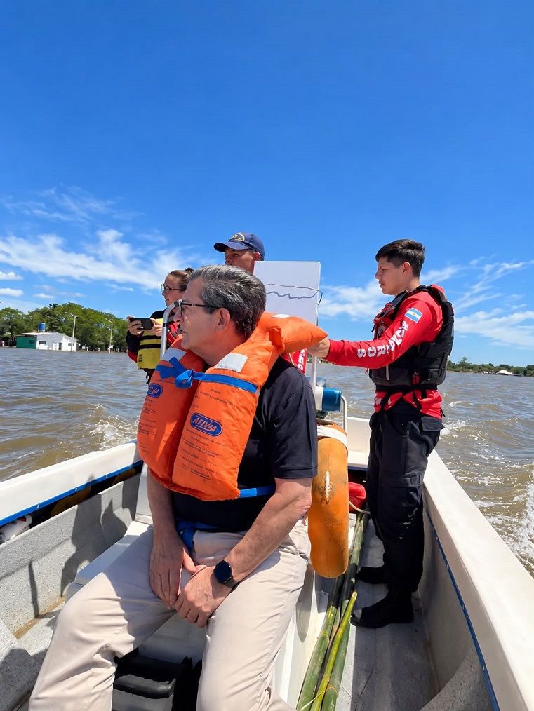 Braillard recorrió zonas afectadas por la crecida en Paso de la Patria
