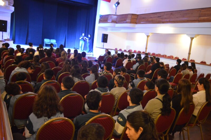 Con una iniciativa teatral acercan herramientas de contención a los jóvenes