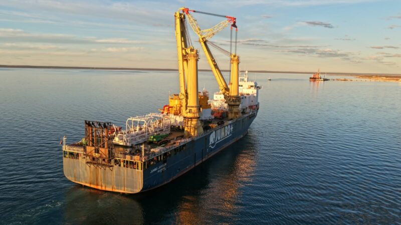 Las monoboyas para Vaca Muerta Oil Sur llegaron a Río Negro desde Emiratos Árabes Unidos